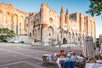 Straßencafes vor dem Papstpalast in Avignon