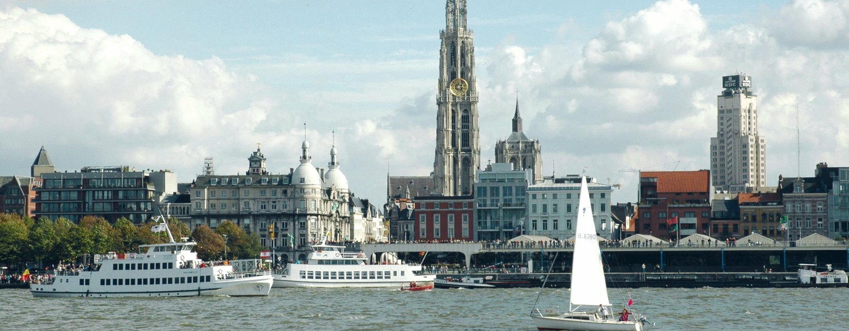 Blick über die Schelde auf die Stadt Antwerpen