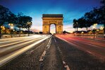 Champs Elysees mit Triumphbogen bei Nacht in Paris