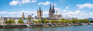 Blick über den Rhein auf den Kölner Dom