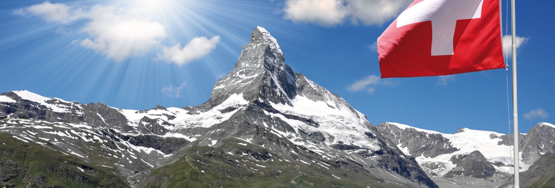 Schweizer Flagge vor dem Matterhorn