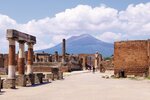 Ruinen des Forums in Pompeji mit Blick auf den Vesuv
